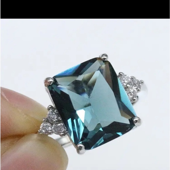 Vintage Ring Inlaid Waterish Rectangular Gemstone Symbol Of Elegance And Beauty - Picture 4 of 4